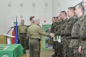 Uroczyste wręczenie świadectw absolwentom szkolenia w zakresie szkoły chorążych 