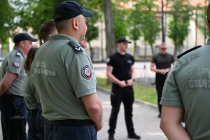 Funkcjonariusze podczas szkolenia w terenie 