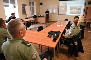 Wykładowca i słuchacze podczas zajęć teroetycznych 