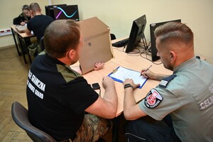 Słuchacze podczas ćwiczeń z balistyki 