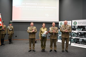 Wręczenie wyróżnienia dla Prymusa Kursu Oficerskiego 
