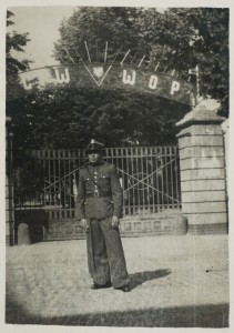 Fot. nr 1. Żołnierz przed bramą wejściową do Centrum Wyszkolenia WOP w Ostródzie