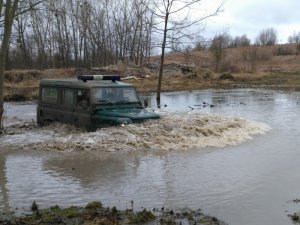 Doskonalenie jazdy po trudnym, podmokłym terenie 