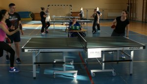 TURNIEJ TENISA STOŁOWEGO W GRACH PODWÓJNYCH 