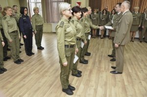 Wręczenie dyplomów przyszłym oficerom Wręczenie dyplomów przyszłym oficerom