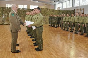 Wręczenie dyplomów przyszłym oficerom 