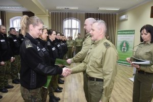 Przyszli chorążowie otrzymali świadectwa 