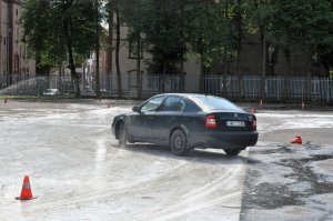 Prowadzenie pościgów pojazdami uprzywilejowanymi 
