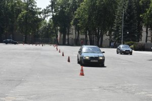 Funkcjonariusz Straży Granicznej za kierownicą pojazdu uprzywilejowanego 