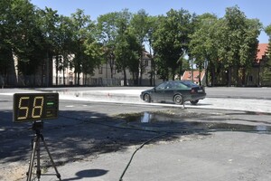 Funkcjonariusz Straży Granicznej za kierownicą pojazdu uprzywilejowanego 