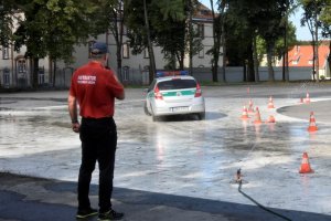 Prowadzenie pościgów pojazdami uprzywilejowanymi 