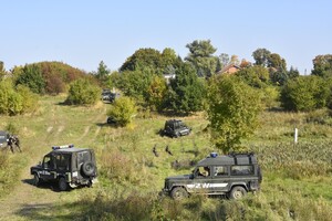 Żołnierze Żandarmerii Wojskowej za kierownicą pojazdów terenowych 