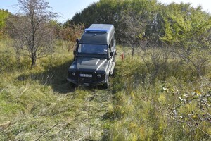 Żołnierze Żandarmerii Wojskowej za kierownicą pojazdów terenowych 