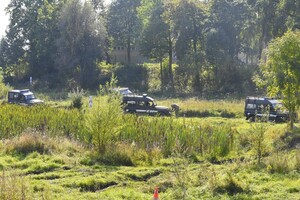 Żołnierze Żandarmerii Wojskowej za kierownicą pojazdów terenowych 
