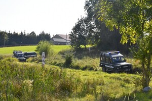 Żołnierze Żandarmerii Wojskowej za kierownicą pojazdów terenowych 