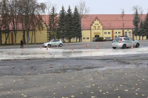 Prowadzenie pościgów pojazdami uprzywilejowanymi 