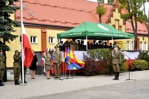 Szacunek oddany fladze państwowej Rzeczypospolitej Polskiej w Centrum Szkolenia SG na przestrzeni lat 