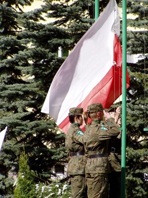Szacunek oddany fladze państwowej Rzeczypospolitej Polskiej w Centrum Szkolenia SG na przestrzeni lat 