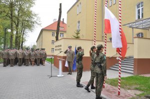 Szacunek oddany fladze państwowej Rzeczypospolitej Polskiej w Centrum Szkolenia SG na przestrzeni lat 
