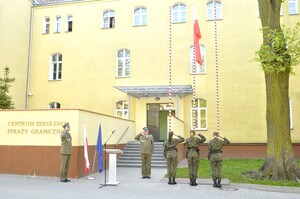 Szacunek oddany fladze państwowej Rzeczypospolitej Polskiej w Centrum Szkolenia SG na przestrzeni lat 