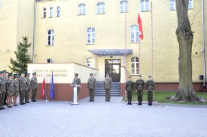 Szacunek oddany fladze państwowej Rzeczypospolitej Polskiej w Centrum Szkolenia SG na przestrzeni lat 