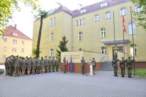Szacunek oddany fladze państwowej Rzeczypospolitej Polskiej w Centrum Szkolenia SG na przestrzeni lat 