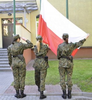 Szacunek oddany fladze państwowej Rzeczypospolitej Polskiej w Centrum Szkolenia SG na przestrzeni lat 