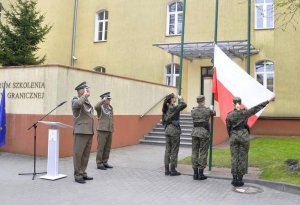Szacunek oddany fladze państwowej Rzeczypospolitej Polskiej w Centrum Szkolenia SG na przestrzeni lat 