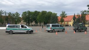 Funkcjonariusze Straży Granicznej za kierownicą pojazdów uprzywilejowanych 