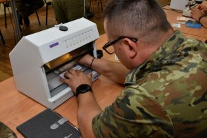 Jak rozpoznać zabezpieczenia i fałszerstwa dokumentów? 
