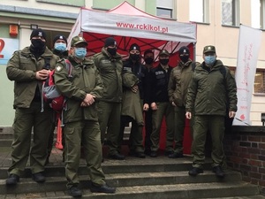 Dzielą się cennym darem z chorymi na covid-19 