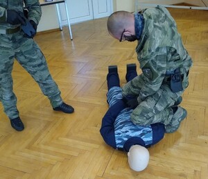 Uczyli jak posługiwać się paralizatorem 