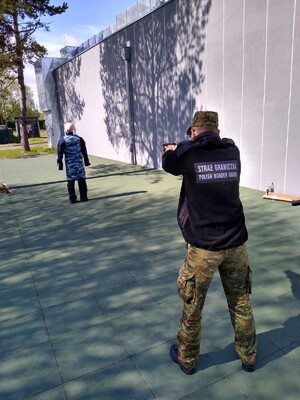 Posługiwanie się przedmiotami przeznaczonymi do obezwładniania osób za pomocą energii elektrycznej 