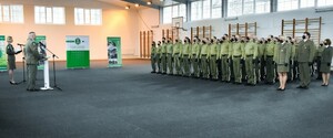 Uroczysta zbiórka z okazji wręczenia dyplomów absolwentom przeszkolenia specjalistycznego wymaganego do mianowania na pierwszy stopień oficerski SG 