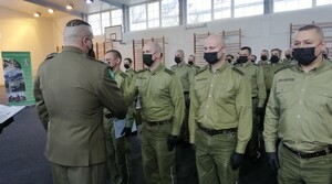 Uroczysta zbiórka z okazji wręczenia dyplomów absolwentom przeszkolenia specjalistycznego wymaganego do mianowania na pierwszy stopień oficerski SG 