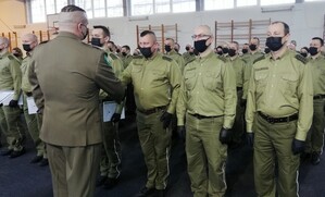 Uroczysta zbiórka z okazji wręczenia dyplomów absolwentom przeszkolenia specjalistycznego wymaganego do mianowania na pierwszy stopień oficerski SG 