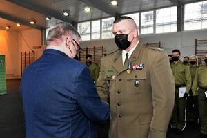 Uroczysta zbiórka z okazji wręczenia dyplomów absolwentom przeszkolenia specjalistycznego wymaganego do mianowania na pierwszy stopień oficerski SG 