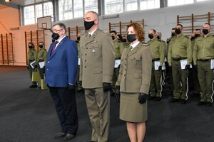 Uroczysta zbiórka z okazji wręczenia dyplomów absolwentom przeszkolenia specjalistycznego wymaganego do mianowania na pierwszy stopień oficerski SG 