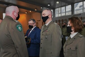 Uroczysta zbiórka z okazji wręczenia dyplomów absolwentom przeszkolenia specjalistycznego wymaganego do mianowania na pierwszy stopień oficerski SG 