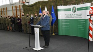 Uroczysta zbiórka z okazji wręczenia dyplomów absolwentom przeszkolenia specjalistycznego wymaganego do mianowania na pierwszy stopień oficerski SG 