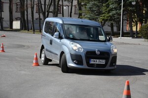 Funkcjonariusze za kierownicą pojazdów uprzywilejowanych 