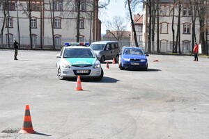 Funkcjonariusze za kierownicą pojazdów uprzywilejowanych 