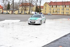 Funkcjonariusze za kierownicą pojazdów uprzywilejowanych 
