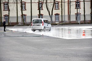 Funkcjonariusze za kierownicą pojazdów uprzywilejowanych 