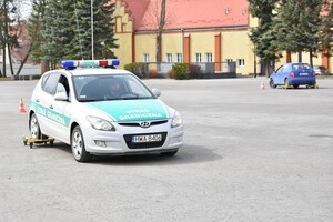 Funkcjonariusze za kierownicą pojazdów uprzywilejowanych 