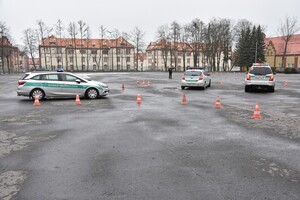 Funkcjonariusze za kierownicą pojazdów uprzywilejowanych 