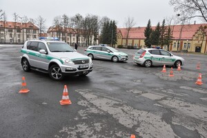 Funkcjonariusze za kierownicą pojazdów uprzywilejowanych 