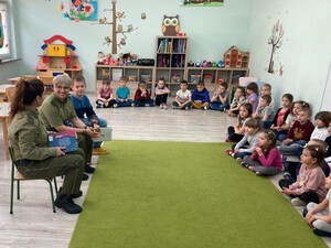 Mundurowi czytają dzieciom 