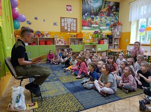 Mundurowi czytają dzieciom 