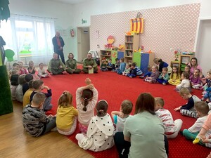 Mundurowi czytają dzieciom 